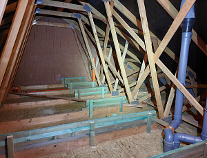 Zateplení stropu novostavby rodinného domu pomocí foukané izolace